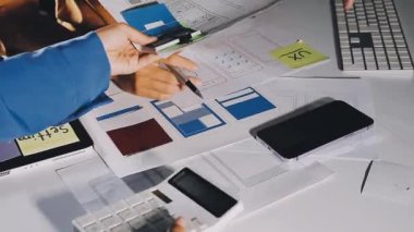 İş adamları birlikte çalışıyor.