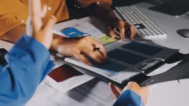 Genç adam ve kadın ofiste dizüstü bilgisayarla çalışıyorlar.