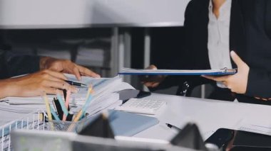 İş ekibi toplantısı ve modern ofiste yeni proje tartışması