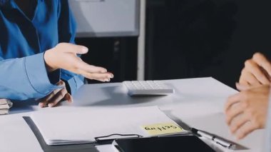 İş kadını kontrat imzalıyor