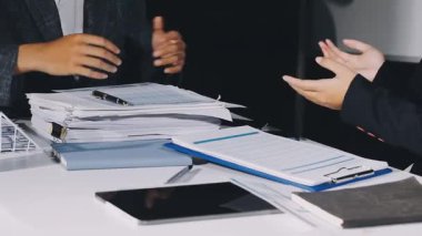 İş adamları kontrat imzalıyor. iş sözleşmesi