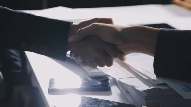 Yakın plan. İki iş adamı el sıkışıyor.