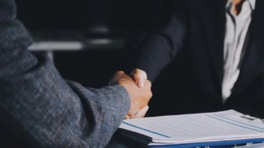 İş Adamları Tokalaşıyor