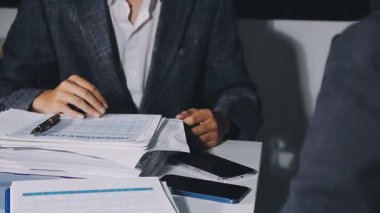 İş adamları ofiste el sıkışıyor.