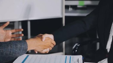İş adamları el sıkışır, kapatır..