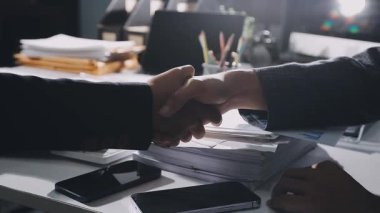 İş Adamları Tokalaşıyor