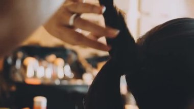 UXUI tasarımı üzerinde çalışan profesyonel bir kadın, bir arama sırasında mobil uygulama için kablolar ve modeller yaratıyor