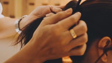 Kuaför kuaförde bir kadınla saç kesiyor.