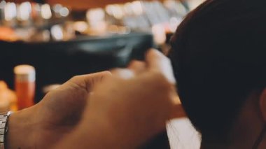 Kadın kuaförde saçını kestiriyor. Kapat..