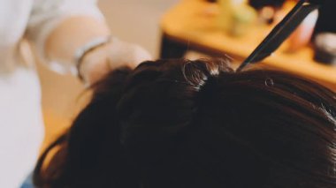 Kadın saçını boyatıyor.