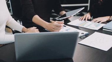 bir grup genç iş adamı iş planını tartışıyor.