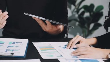 İş yerinde dizüstü bilgisayar ve tablet bilgisayarla çalışan iş kadınları