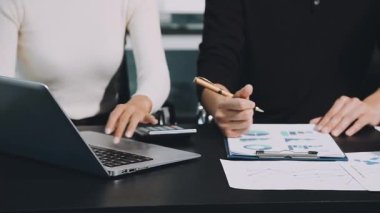 Yakın plan - iki iş adamı bir bilgisayardaki verileri analiz ediyor