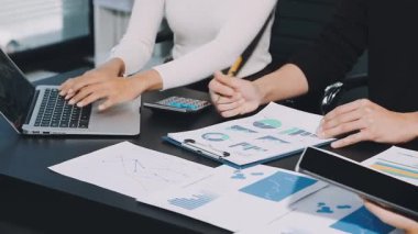 İş adamları birlikte çalışır. Finansal grafik üzerinde çalışan iş ekibi.