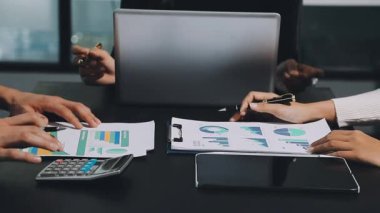 Ofiste birlikte çalışan iş adamları.