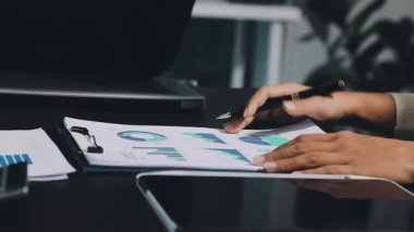 İş ekibi finansal grafikleri ve grafikleri tartışıyor