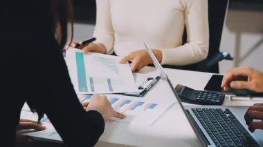 Ofiste birlikte çalışan iş ekibi.