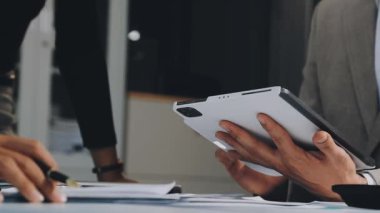 Dijital tablet kullanan erkeklerin ellerini kapat