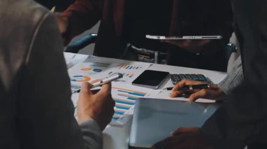 Ofisteki bilgisayarda çalışırken panoya yazı yazan genç iş adamı.