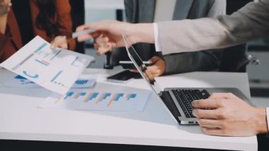 UXUI tasarımı üzerinde çalışan profesyonel bir kadın, bir arama sırasında mobil uygulama için kablolar ve modeller yaratıyor