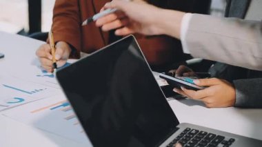 Bir grup insan modern bir ofiste yeni bir planı tartışıyor.