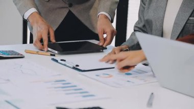 İşadamı ofiste tablet bilgisayar kullanıyor..