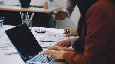 İş adamları takım toplantısı modern ofiste.