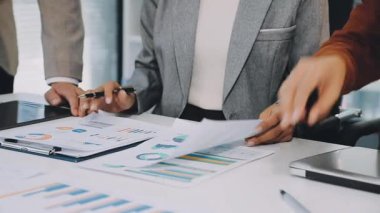 Dizüstü bilgisayarla çalışan iş adamları