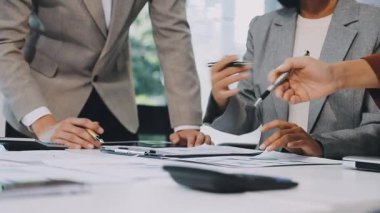 Yeni bir projeyi tartışan bir iş ekibinin kapanışı