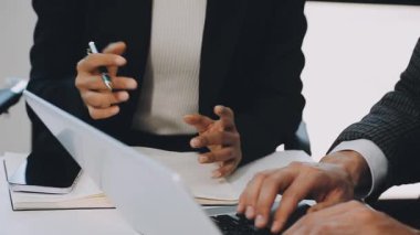 iş takım laptop ile çalışma