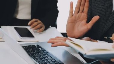 İş adamları modern işyerlerinde çalışıyorlar.