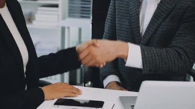 Modern ofiste görüştükten sonra iş adamları el sıkışıyor.