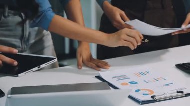 İş adamları modern ofiste çalışır.