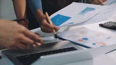 Bilgisayarda çalışan iş adamları