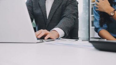 İş adamları ofiste toplanıp tartışıyorlar..