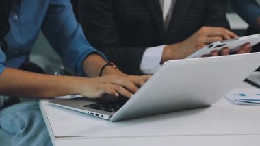 Birlikte modern ofisinde çalışan iş takım