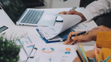 İş adamları toplantı ve beyin fırtınası