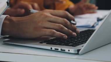 laptop çalışan adam