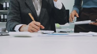 Görevdeki genç adam.