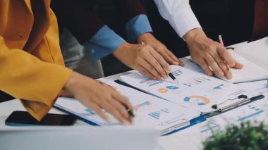 İş ekibi toplantı odasında toplanıyor. iş adamları