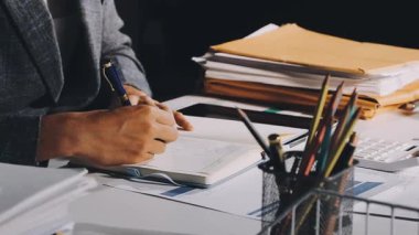 Ofiste çalışan iş adamları, takım çalışması kavramı