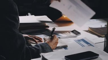 Ofiste çalışan iş adamları