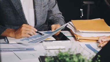 Belge ile çalışan işadamlarının görünümünü kapat