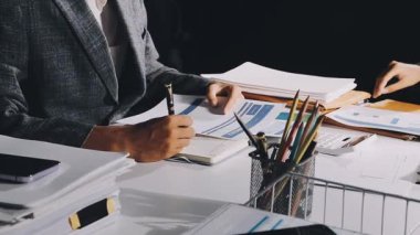 Cep telefonu kullanan iş adamı