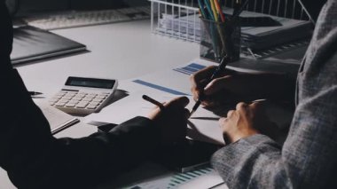 Modern ofiste verileri tartışan ve analiz eden iş adamları.