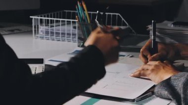 Modern ofis masasında dizüstü bilgisayarda çalışan işadamı, iş konsepti