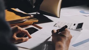 İşadamı kağıda yazıyor.