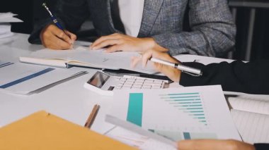 İş ekibi ofiste çalışıyor.