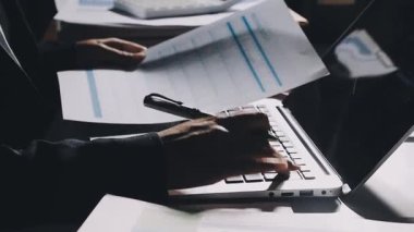 Ofiste çalışan adam.