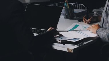 İş ekibi ofiste dizüstü bilgisayarla çalışıyor.